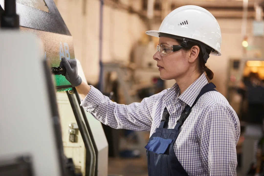 woman-working-on-machinery-in-factory-setting-eurocruitment