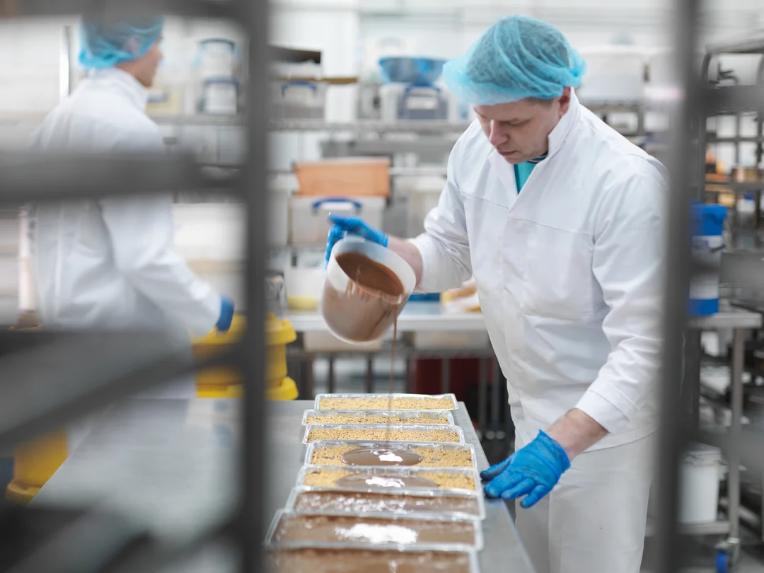 workers-in-factory-producing-tasty-chocolate-desse-eurocruitment