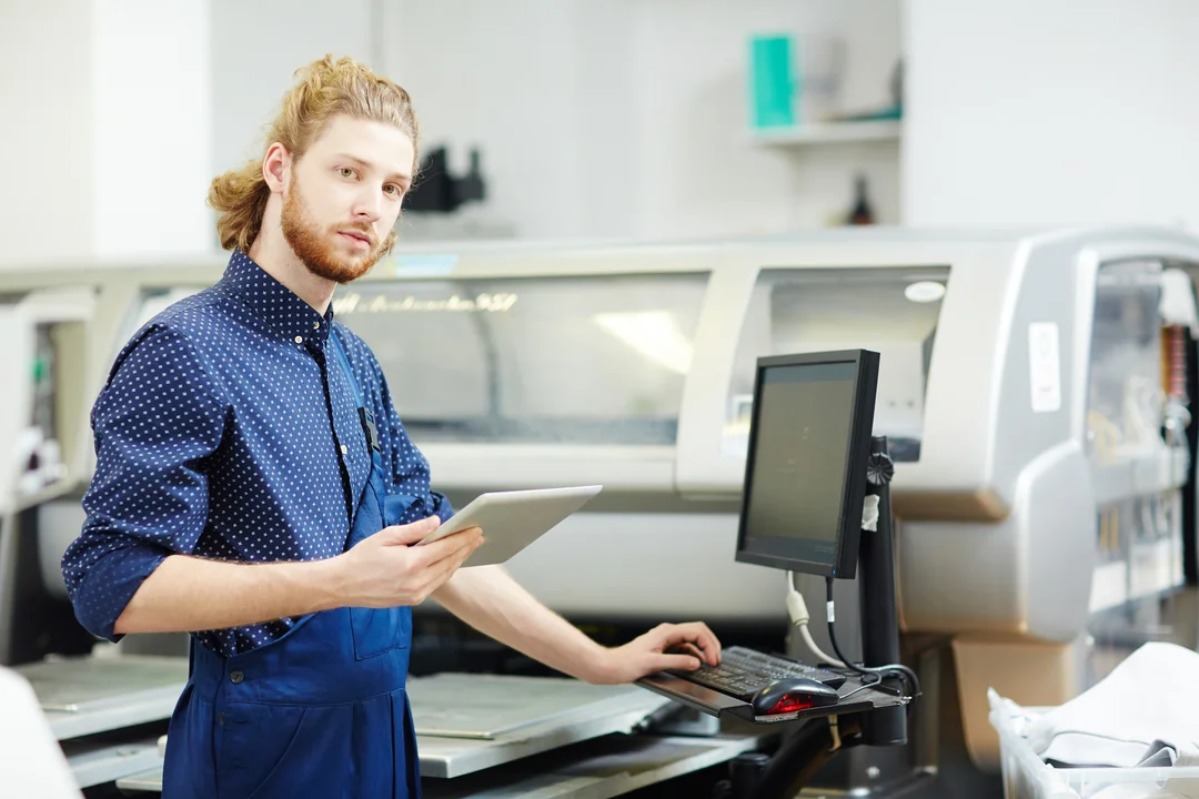 printing-industry-technician-using-tablet-in-workp-eurocruitment